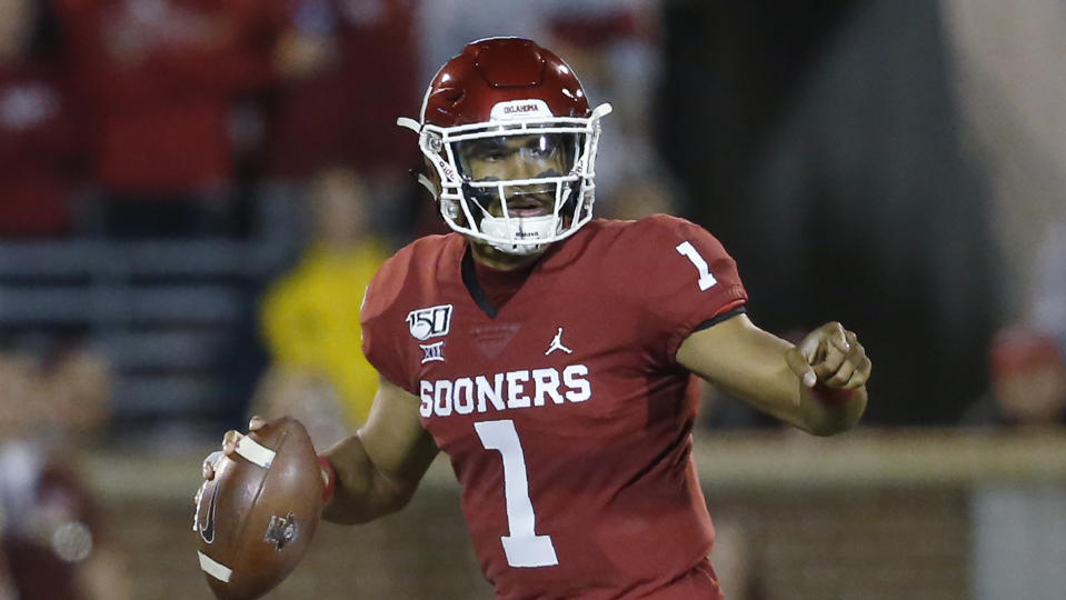 ARCHIVO - Foto del 9 de noviembre del 2019, el quarterback de Oklahoma Jalen Hurts en en el encuentro colegial ante Iowa State de Brock Purdy. El sábado 28 de enero del 2023, los quarterbacks se volverán a enfrentar, ahora en el duelo por el campeonato de la Conferencia Nacional. (AP Foto/Sue Ogrocki, Archivo)