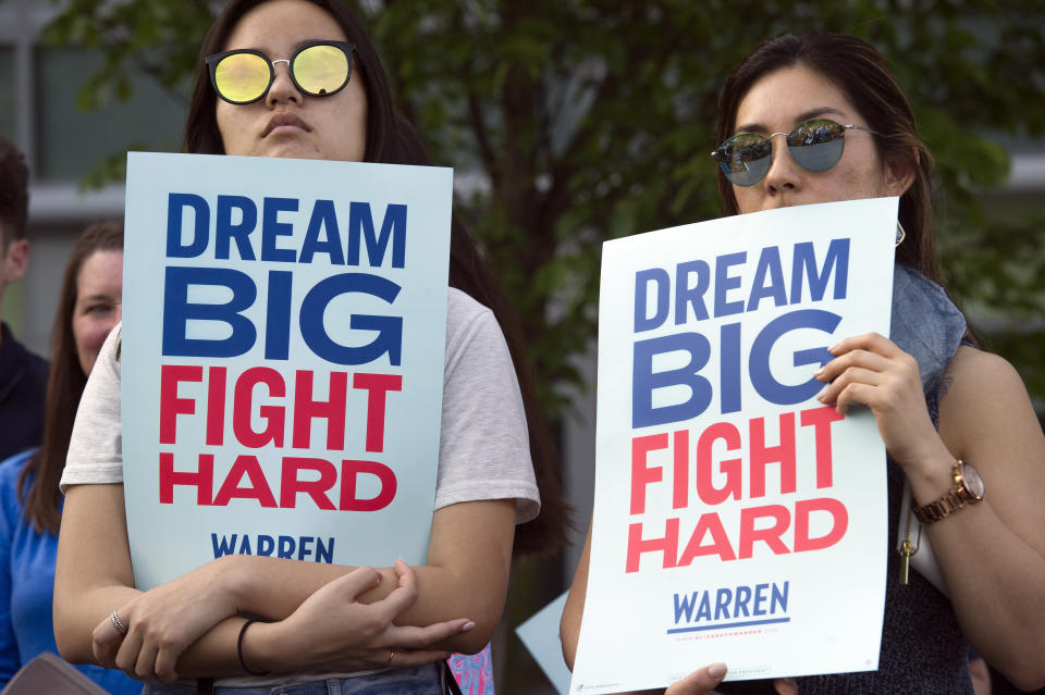 Seguidores de Elizabeth Warren con un eslogan que sumariza el afán de esa aspirante presidencial demócrata: plantear propuestas de cambio sustantivo y luchar por ellas a gran escala. (AP/Cliff Owen, File)