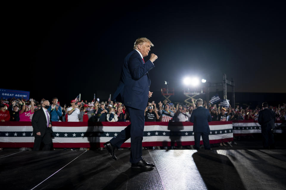 El presidente Donald Trump sobre el escenario en un evento de campaña en Macon, Georgia, el 16 de octubre de 2020. (Doug Mills/The New York Times)