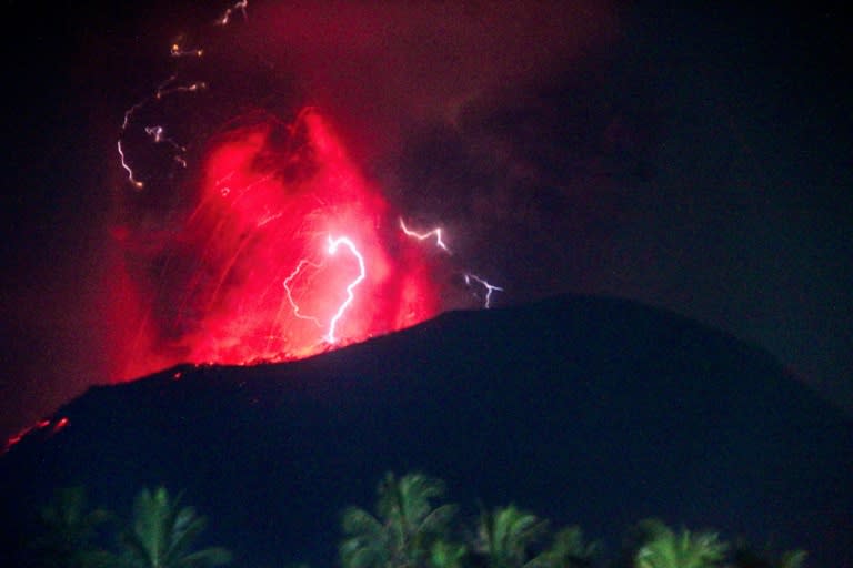 Im Osten Indonesiens ist am Freitag der Vulkan Ibu erneut zweimal ausgebrochen. Vorläufigen Angaben zufolge wurde durch die beiden Ausbrüche niemand verletzt, auch zu Sachschäden gab es zunächst keine Berichte. (Handout)