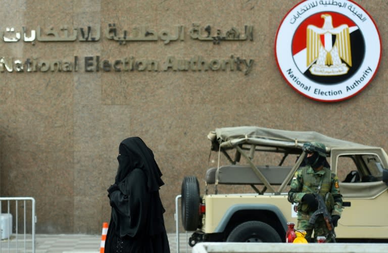 A member of the Egyptian special forces stands guard in front of the National Election Authority, in Cairo on January 24, 2018