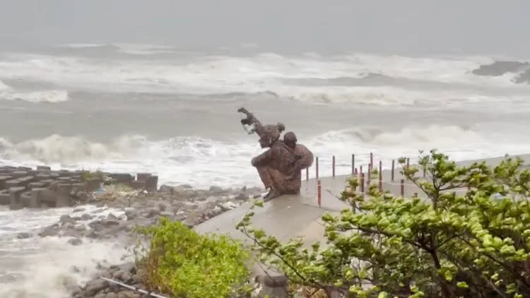 台南沿海波濤洶湧。民眾提供
