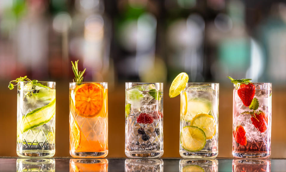 Tonic Water und Bitter Lemon sind pur - aber auch in (alkoholfreien) Cocktails sehr beliebt. (Bild: Getty Images)