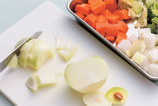 電鍋、電子鍋就能做！6種蔬菜切一切丟進去，DIY瘦肚湯輕鬆上桌