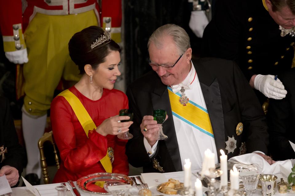 <p>Having spent more than their fair share of time at royal events, Prince Henrik was seen toasting his daughter-in-law at a State Banquet at Fredensborg Palace in 2016.</p>