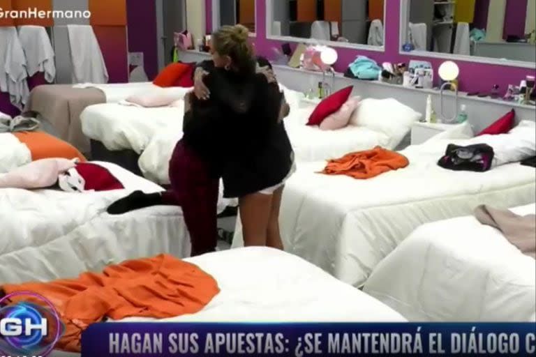 El abrazo entre Furia y Sabrina (Foto: captura TV)