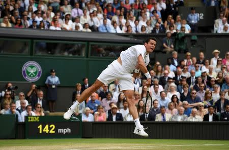 El tenista canadiense Milos Raonic durante el partido contra el suizo Roger Federer, en el torneo Wimbledon, en Londres. 8 de julio de 2016. El tenista canadiense Milos Raonic eliminó el viernes en Wimbledon al siete veces campeón Roger Federer por 6-3, 6-7 (3-7), 4-6, 7-5 y 6-3 para llegar a su primera final de Grand Slam. REUTERS/Tony O'Brien