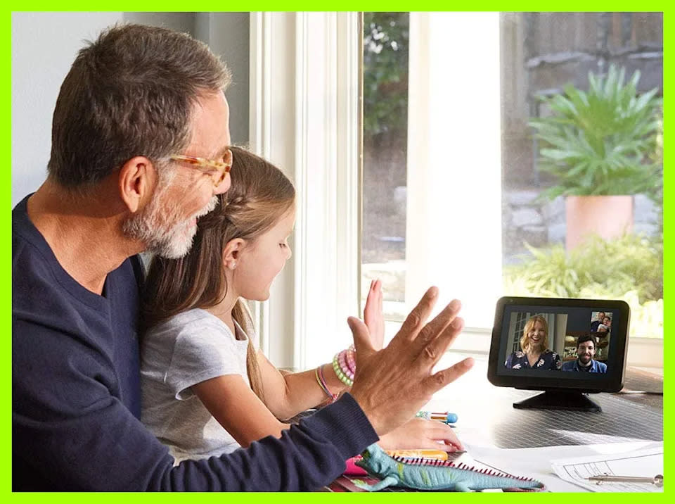 Conéctate fácilmente con familiares y amigos a través del Echo Show 8. (Foto: Amazon)