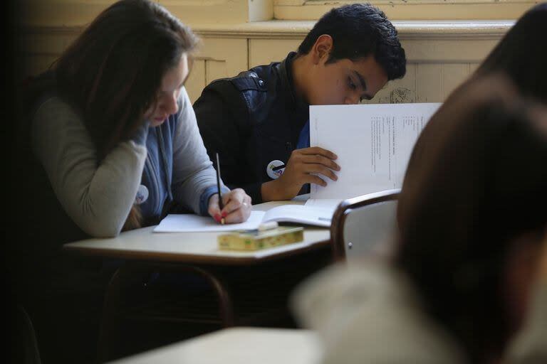 Alumnos durante las pruebas PISA en un colegio de la ciudad de Buenos Aires