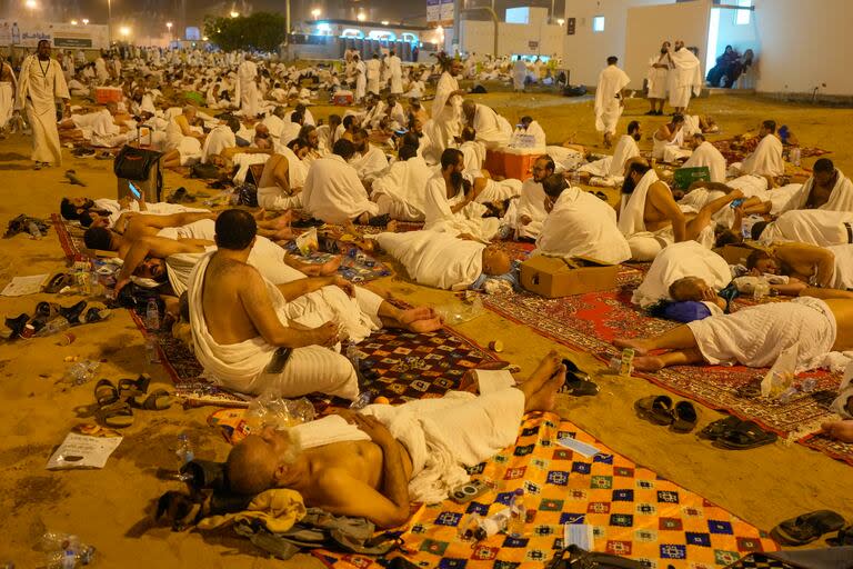 Peregrinos musulmanes descansan en Muzdalifah en el segundo día de la peregrinación anual del hach, cerca de la ciudad santa de La Meca