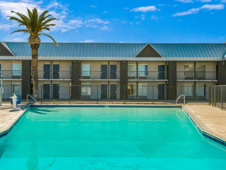 Palm trees and a swimming pool offer an affordable place to relax (Motel-6)