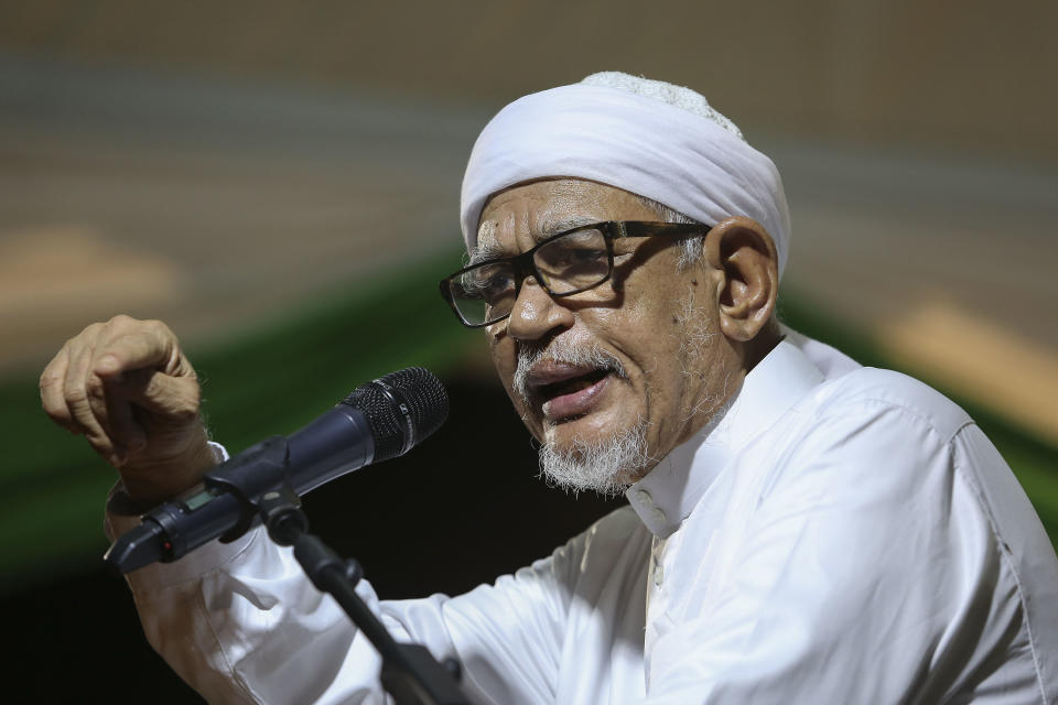 Datuk Mohd Asri Zainul Abidin explained that photos of the suspects, who were pictured together with PAS president Datuk Seri Abdul Hadi Awang, was not an indication that Hadi supported their actions. — Picture by Yusof Mat Isa