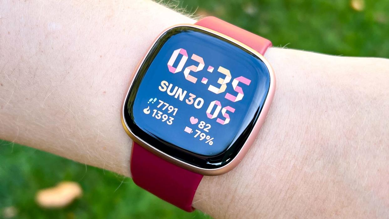  Fitbit Versa 4 on a person's wrist. 