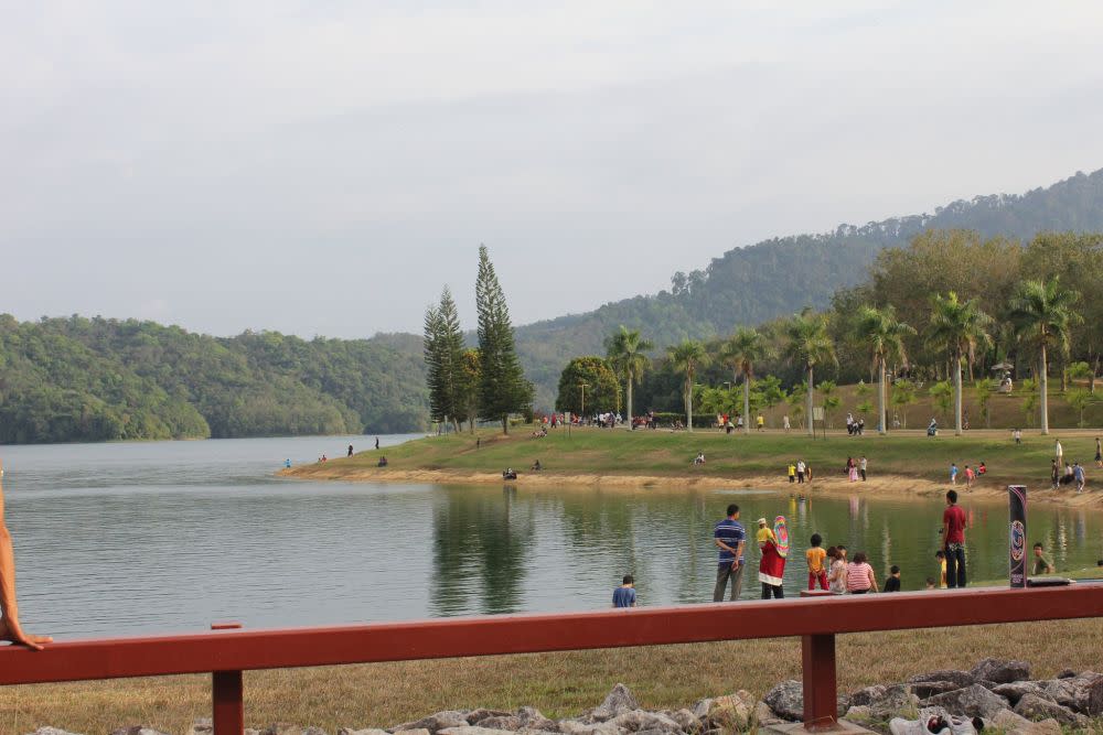 Visitors to Mengkuang Dam are seen in Bukit Mertajam, Penang April 23, 2011. — Picture via Facebook