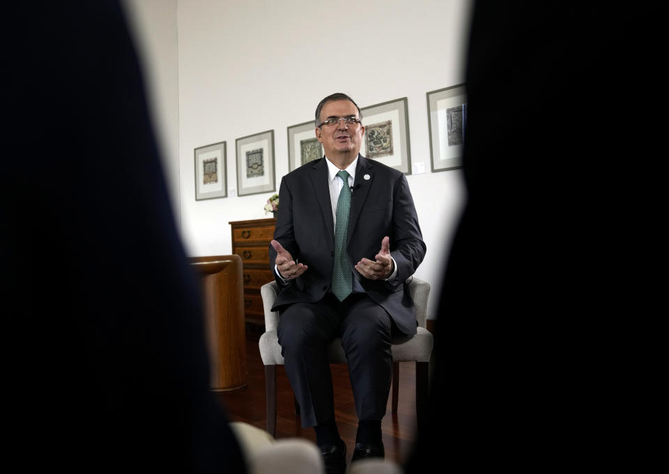 El canciller mexicano Marcelo Ebrard da una entrevista en su oficina en la Ciudad de México, el lunes 3 de abril de 2023. Ha sido la cara de México en la arena internacional por casi cinco años y con frecuencia la voz en las discusiones con líderes mundiales, incluso, algunos con temperamento voluble, como el expresidente Donald Trump. Ahora, él apuesta a que sus credenciales como canciller —y su pasado como alcalde y político progresista— le abran las puertas para que el partido oficialista vea en él a su candidato presidencial en 2024. (Foto AP/Fernando Llano)