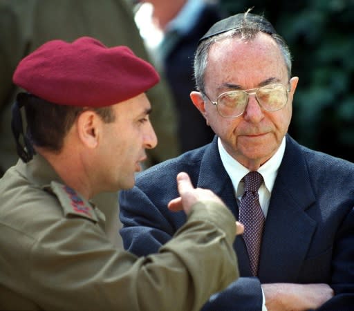 Israel's former defence minister Moshe Arens (R), seen here in this February 1999, who died on Monday January 7, 2019 was a one-time mentor to Israeli Prime Minister Benjamin Netanyahu