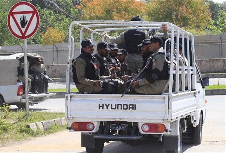 Paramilitary soldiers patrol outside a special court formed to try former Pakistani president Pervez Musharraf for treason in Islamabad March 31, 2014. REUTERS/Mian Khursheed