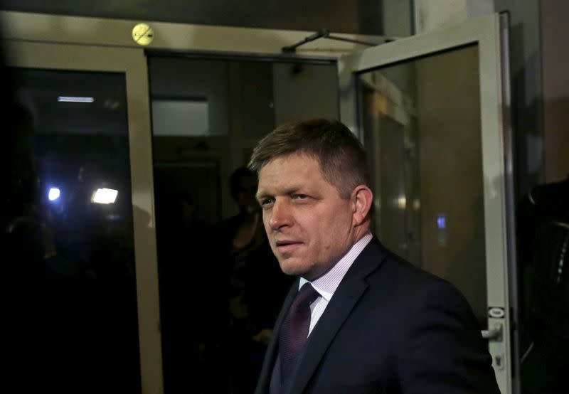 Le Premier ministre slovaque Robert Fico, en pointe dans le rejet des quotas européens de répartition de réfugiés, a remporté les élections législatives de samedi mais perd sa majorité parlementaire et aura fort à faire pour former un gouvernement. /Photo prise le 5 mars 2016/REUTERS/David W Cerny