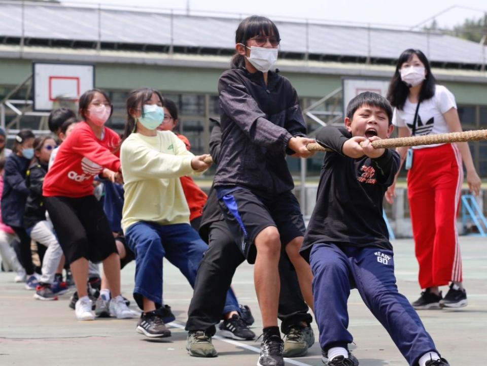 東光國小十二日舉辦全校性普特融合趣味競賽，打破班級和年級將全部學生重新分組配對，讓所有的小朋友都能學習扶持他人、同學互愛的精神。（東光國小提供）