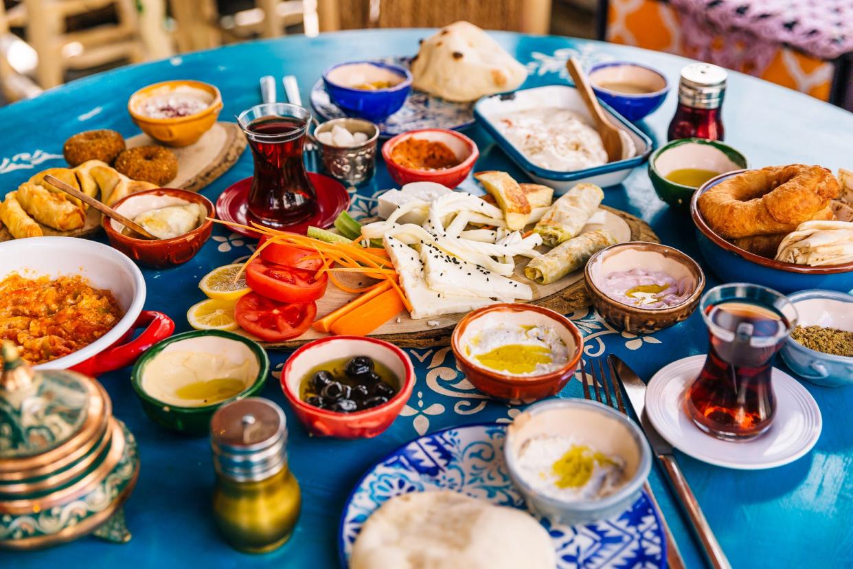 Meine mazedonischen Großeltern haben meiner Familie die mediterrane Ernährungsweise beigebracht. - Copyright: Alexander Spatari/Getty Images