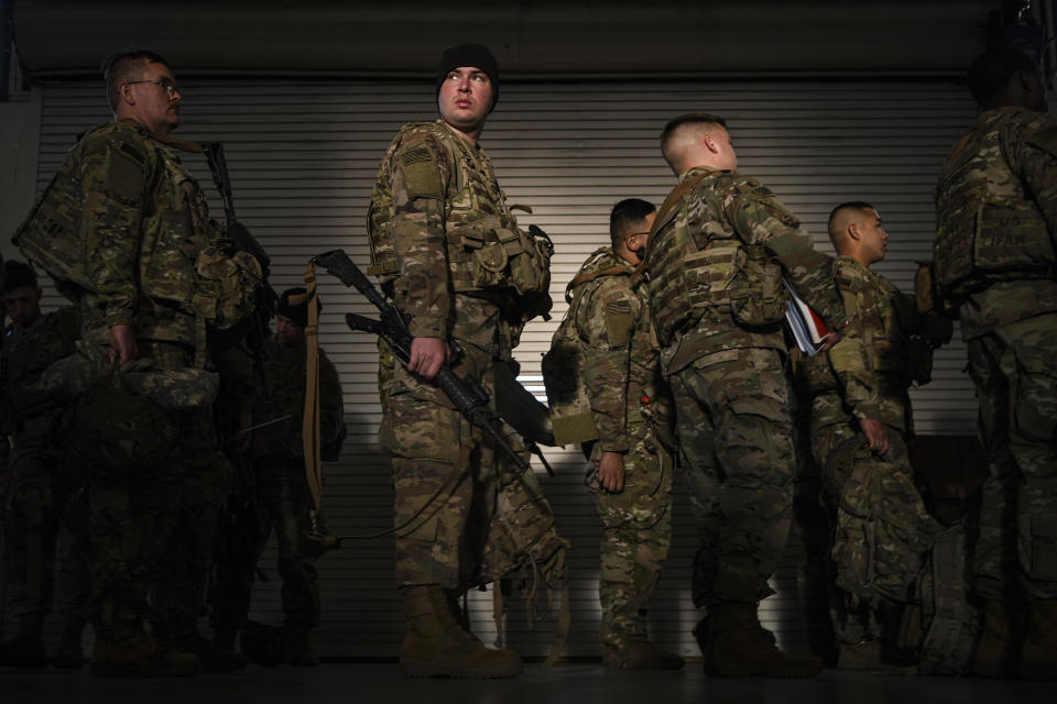 Soldados se preparan para su despliegue en Europa oriental en Fort Bragg, Carolina del Norte, el 14 de febrero de 2022. (Kenny Holston/The New York Times).