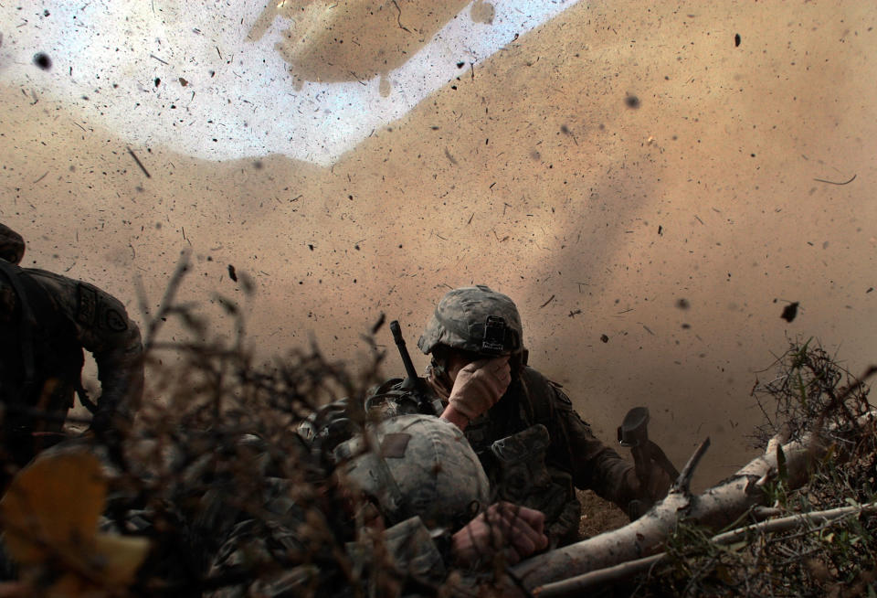 <p>US Army soldiers in the 1/501st of the 25th Infantry Division shield their eyes from the powerful rotor wash of a Chinook cargo helicopter as they are picked up from a mission October 15, 2009 in Paktika Province, Afghanistan. Soldiers of the 1/501 scoured the Afghan countryside near the Pakistani border on a two-day mission into a tense part of Paktika province, an that American soldiers had not patroled for over three years. The troops were looking for suspected Taliban weapons stores and hideouts. (Photo by Chris Hondros/Getty Images) </p>