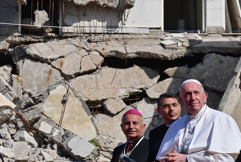 El Papa Francisco, acompañado por el arzobispo católico caldeo de Mosul Najib Michaeel Moussa, cerca de las ruinas de la Iglesia católica siríaca de la Inmaculada Concepción, en Mosul