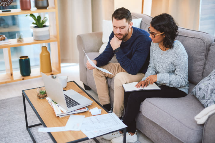 A couple reviewing requirements to set up a will in Florida.