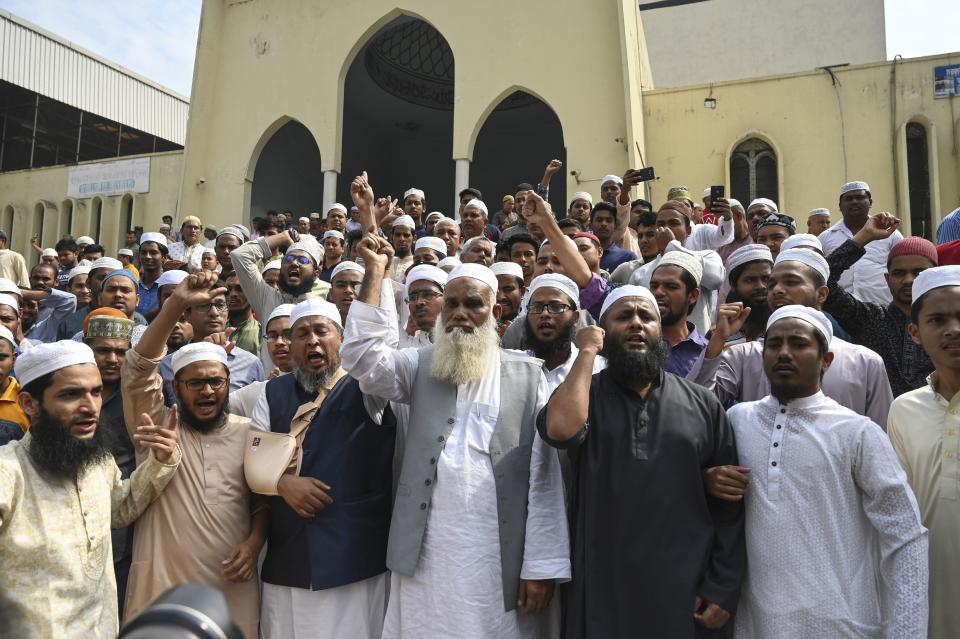 Bangladeshi Muslims protest in Dhaka.