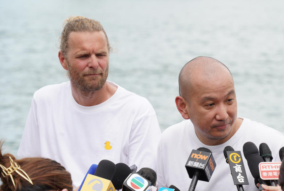 創作黃色橡皮鴨的荷蘭藝術家霍夫曼（左）指，世界和香港經歷疫情、政治及各種壓力，希望黃鴨為人們帶來歡樂和連結