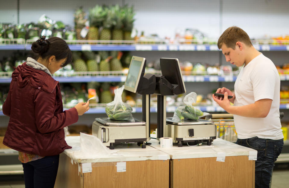 Der junge Franzose hat eine Waage in der Obst- und Gemüseabteilung zweckentfremdet. (Symbolbild: Getty Images)