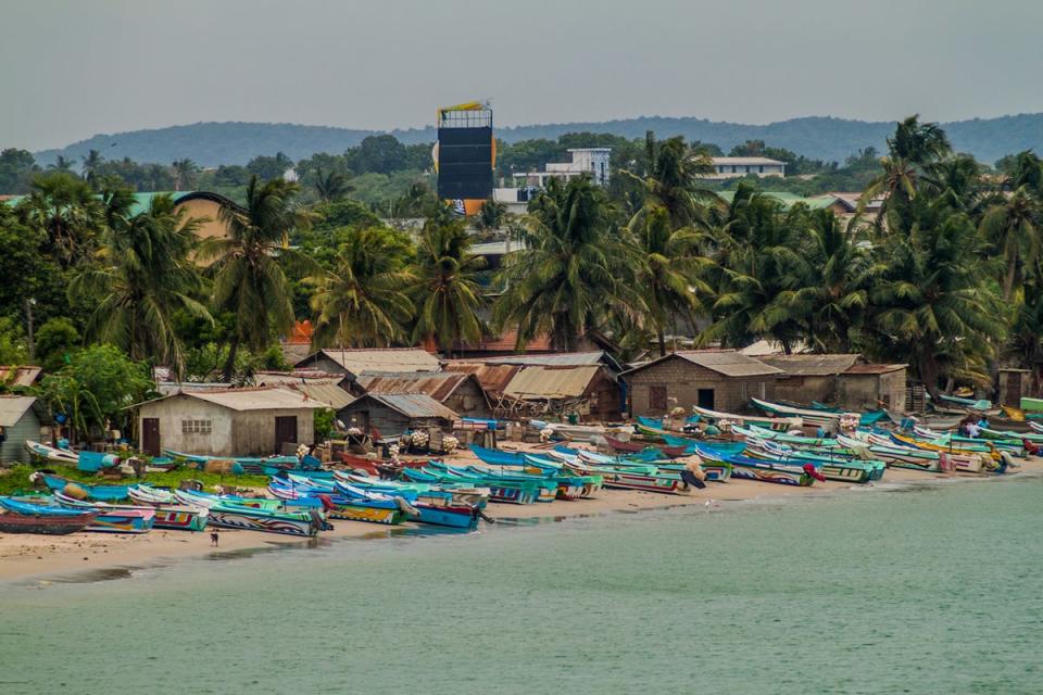 Huts and boats on the shore in Trincomalee (Getty Images/iStockphoto)