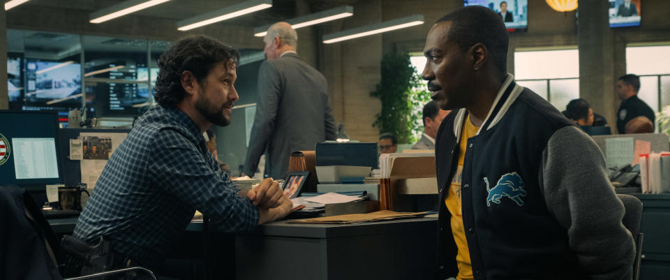 Beverly Hills Cop:  Axel F - (L to R) Joseph Gordon Levitt as Detective Bobby Abbott and Eddie Murphy as Axel Foley in Beverly Hills Cop:  Axel F.  Cr. Melinda Sue Gordon/Netflix Â© 2024