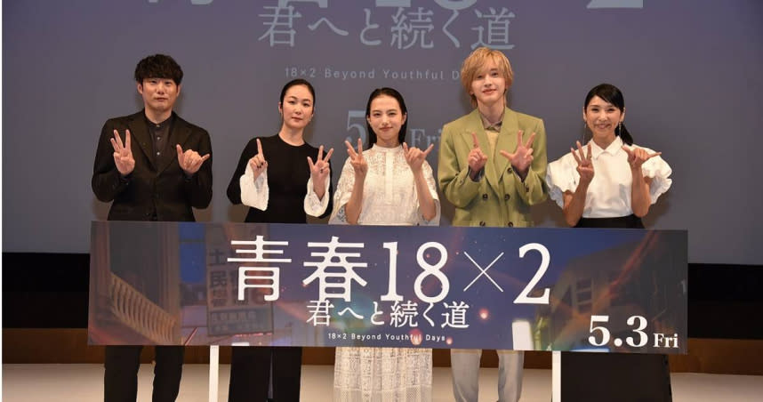 導演藤井道人（左起）、演員黑木華、清原果耶、道枝駿佑、黑木瞳 出席日本媒體活動。（圖／翻滾吧男孩電影提供）