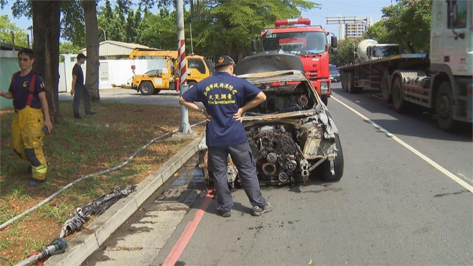 國1楠梓交流道火燒車　駕駛衝下車逃劫