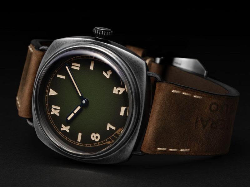 PANERAI Radiomir Califonia PAM01349 沛納海重現1944年著名「加州面盤」腕錶，面盤極度乾淨無logo也可一眼識別，以漸層暗綠色來突顯時標的特色。錶殼採用獨家Brunito eSteel™呈現舊化質感，尺寸並從47mm縮小至45mm，以符合更多人的佩戴需求。機芯則搭載自製P.5000手上鏈機芯，擁有達8日的動力儲存。功能：時、分指示 機芯：手上鏈機芯 定價約NT$378,000。