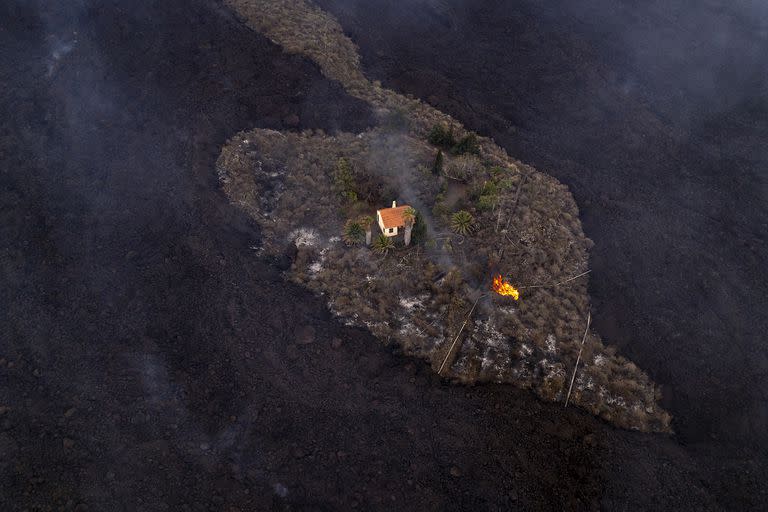 La casa, ubicada cerca de Las Manchas, en la isla de La Palma, parecía haberse salvado la semana pasada de los desastres que provocó la erupción