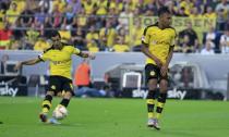 Borussia Dortmund's Henrikh Mkhitaryan (L) scores a goal against Borussia Moenchengladbach during their Bundesliga first division soccer match in Gelsenkirchen, Germany August 15, 2015. At right is Dortmund's Pierre-Emerick Aubameyang. REUTERS/Ina Fassbender