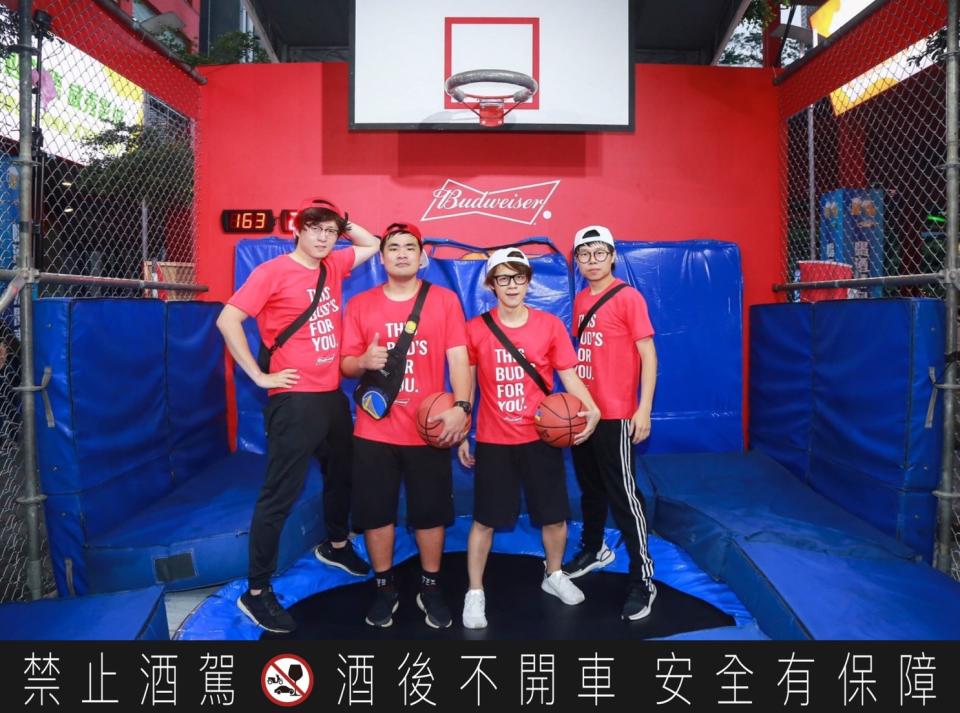 ▲2019年NBA官方合作夥伴「百威啤酒」今(1)日邀請百萬訂閱網紅（左起）小歐、蔡哥、howhow、藍亦明在信義威秀中庭再度同台PK球技。（圖／葉政勳攝）