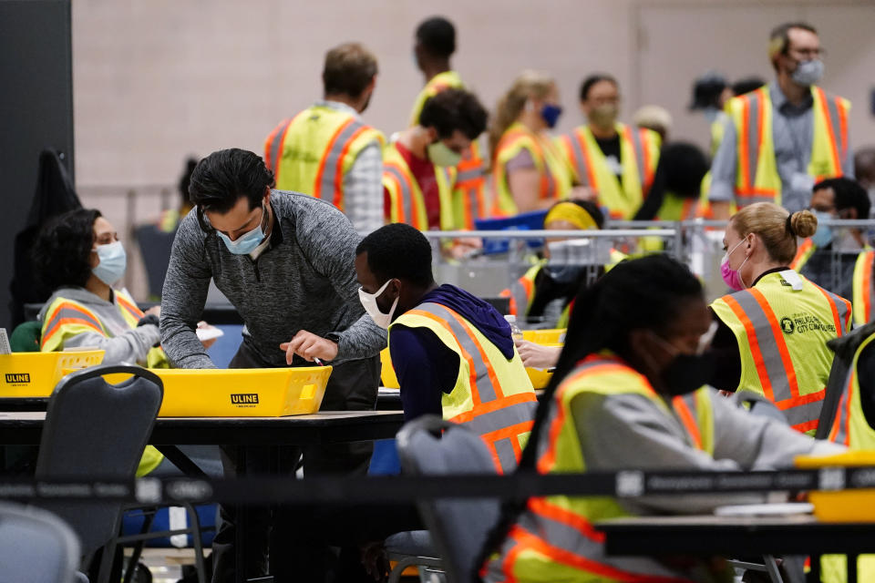 Le immagini delle procedure per il "mail voting", cioè la possibilità di votare attraverso un documento inviato via posta, modalità scelta da milioni di americani vista la pandemia. Per lo spoglio, potrebbero volerci giorni (Ap Photo)