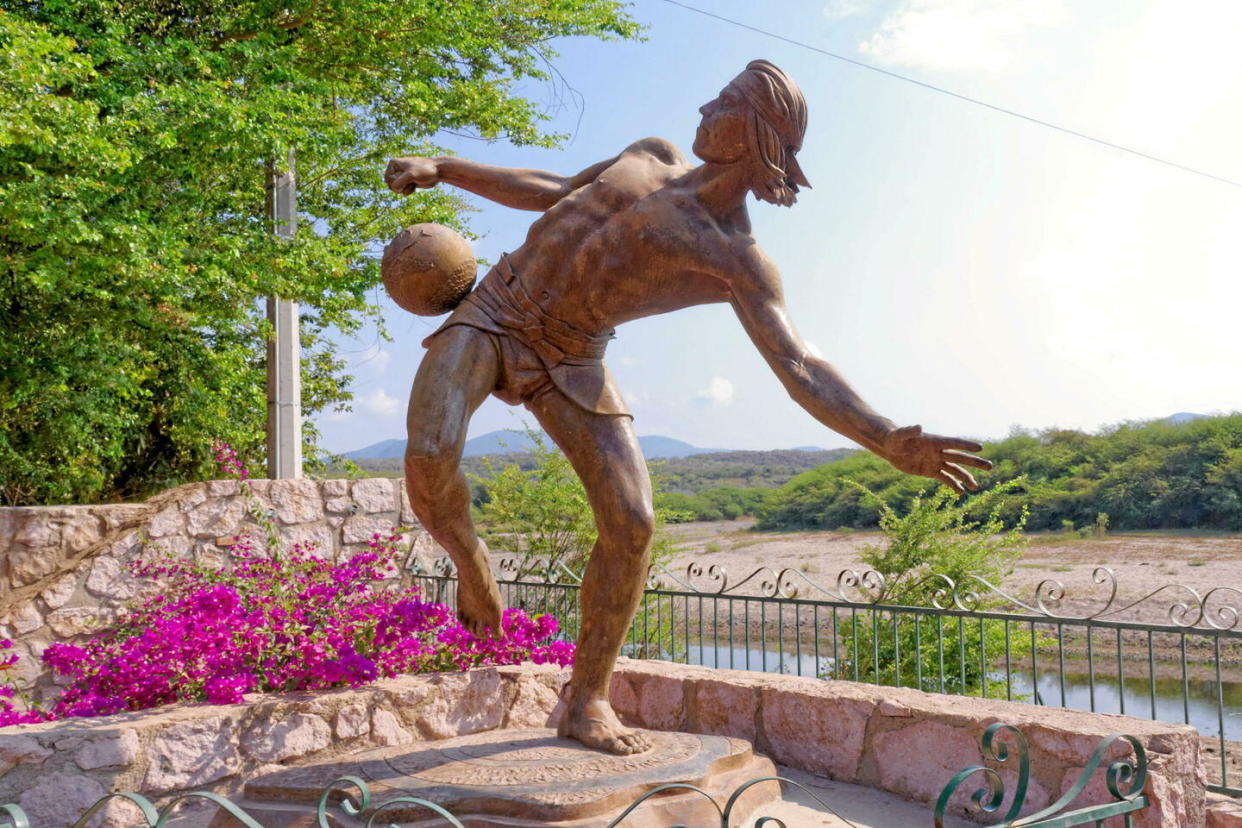 Statue d'un homme jouant à l'ulama.  - Credit:www.alamy.com / Alamy Stock Photo / Abaca