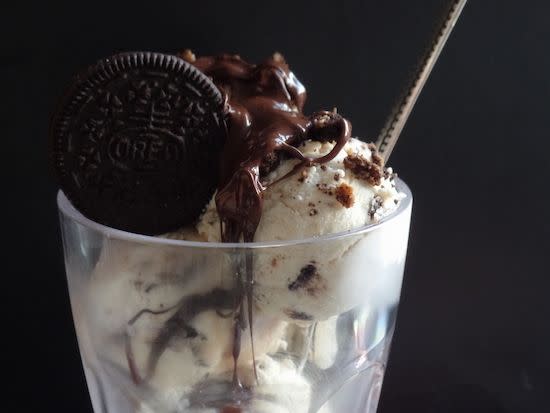 <p>En ce moment, nous faisons face à une période de tristesse et de contrariété, alors nous avons besoin de nous faire plaisir. Pourquoi ne pas nous préparer un bon bol de la glace aux Oreo d'Emily's Recipes & Reviews ? [Photo : Emily's Recipes & Reviews] </p>