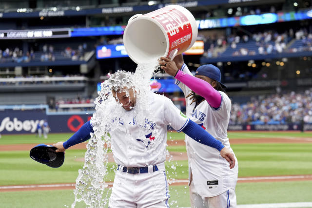 Royals beat Blue Jays to return to World Series