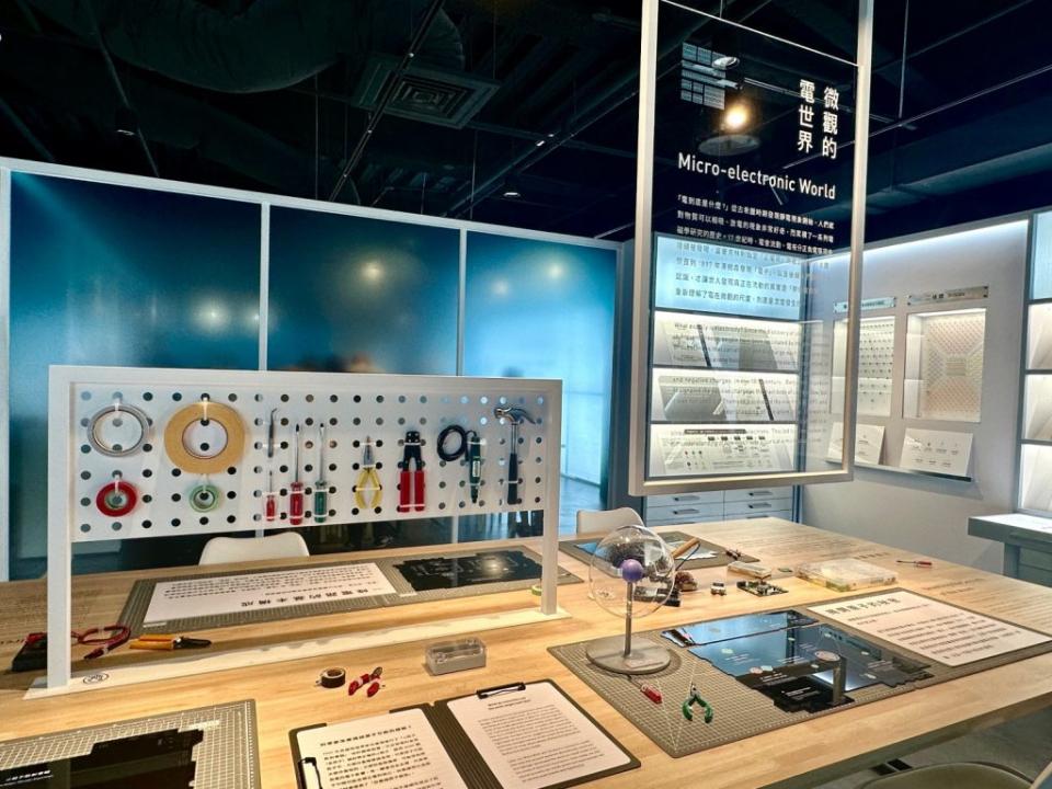 「半導體未來館」的「物料室」，能參觀製造積體電路前的準備室，設置了大大的材料準備桌，讓民眾學習到電磁學及量子力學的基礎知識。（石欣蒨攝）