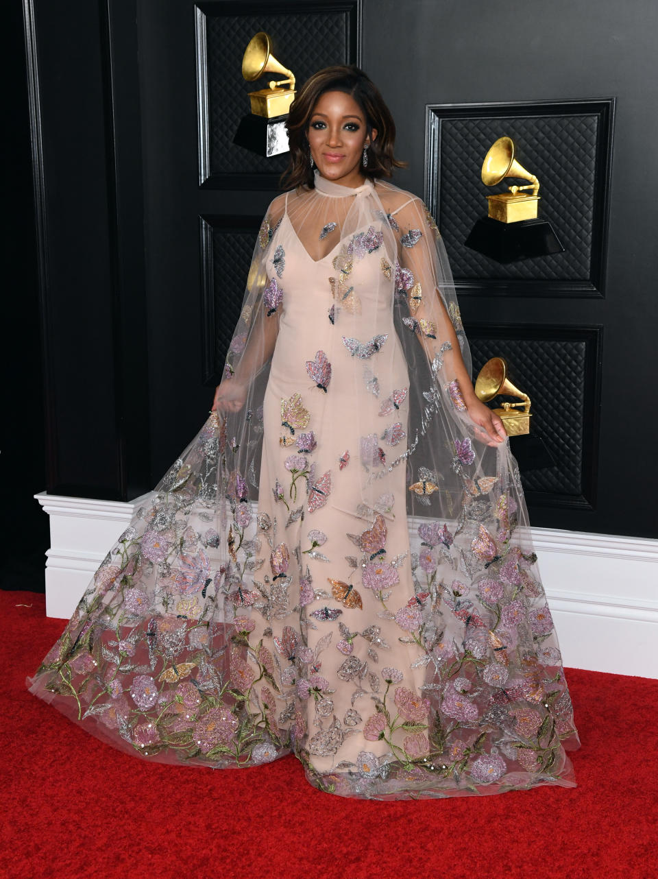 <p>Mickey Guyton tampoco quiso perderse la gran fiesta del mundo de la música, a la que acudió con un precioso vestido de Valentino. (Foto: Kevin Mazur / Getty Images)</p> 