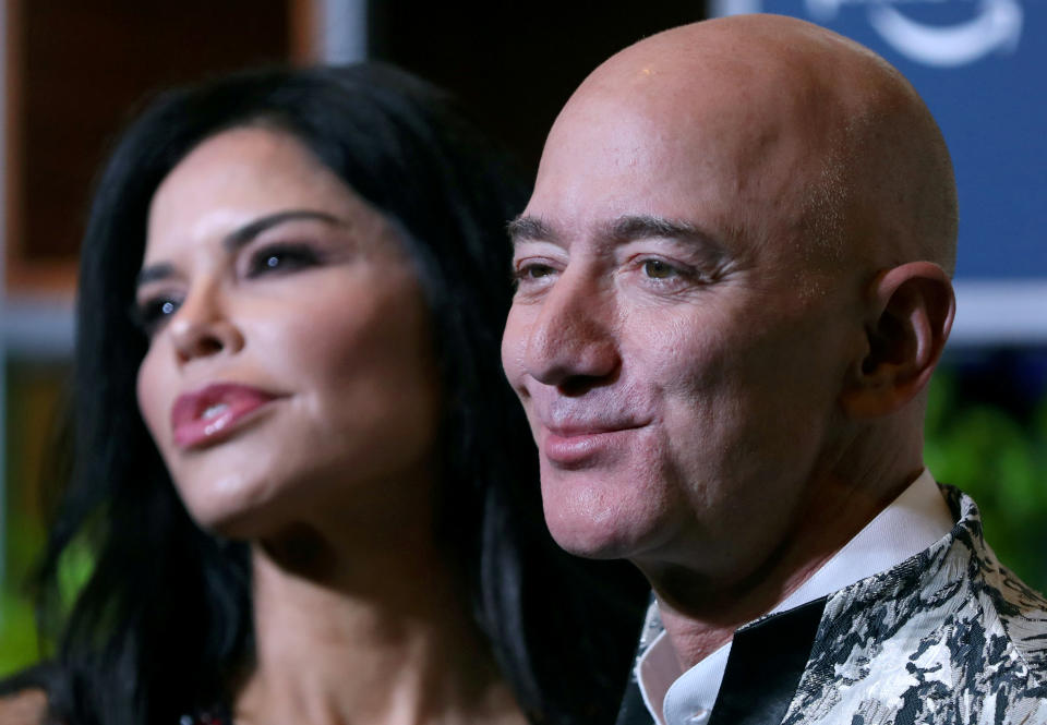 En esta fotografía de archivo del 16 de enero de 2020, el director ejecutivo de Amazon, Jeff Bezos, a la derecha, y su novia Lauren Sánchez, posan para fotografías durante un evento de alfombra azul organizado por Amazon Prime Video en Mumbai, India. REUTERS/Francis Mascarenhas