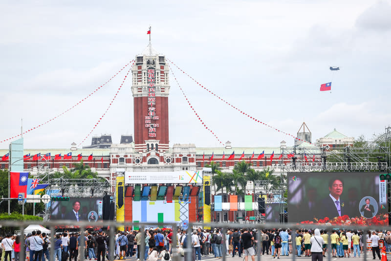 520就職典禮慶祝大會  賴總統發表演說 第16任總統、副總統就職典禮慶祝大會20日在總統府 前廣場舉行，民眾透過現場大螢幕觀看總統賴清德發 表就職演說。 中央社記者王騰毅攝  113年5月20日 