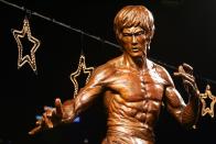 <p>Sieht aus wie aus Schokolade, ist aber aus Bronze gegossen: Diese Statue soll Martial-Arts-Legende Bruce Lee zeigen... (Bild: MN Chan/Getty Images)</p>