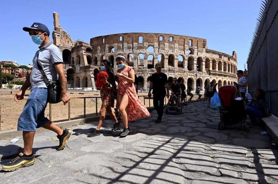 Des touristes près du Colisée à Rome le 22 août 2020. - VINCENZO PINTO