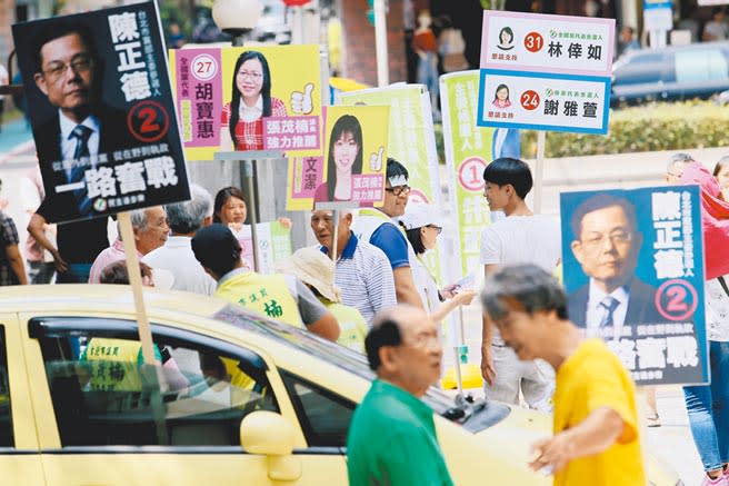 民進黨預計5月24日進行黨代表和黨部主委改選，外界預估仍是「新系與非新系之爭」，不過「新蘇聯」鬧裂痕，預估派系競爭將較往年激烈。圖為2年前選舉，各式競選看板、旗幟林立。（本報資料照片）